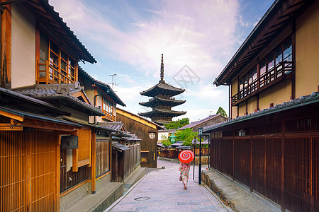 在京都老城 红伞横田的日本女孩天际建筑神社建筑学天空文化神道传统脚步楼梯图片