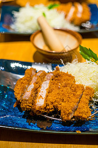 日语 Tonkatsu 深炸猪肉切片盘子营养蔬菜美食午餐桌子烹饪餐厅腰部用餐图片