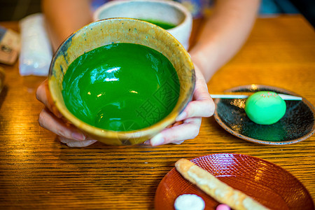 传统京都风格的绿色茶杯子古董甜点抹茶美食仪式文化桌子木头饮料图片