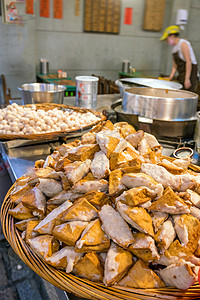 Jiufen旧街臭豆腐街道市场午餐盘子蔬菜美食油炸小吃食物士林图片