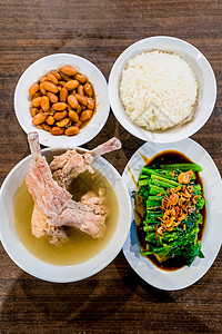 新加坡bak kut teh美食桌子胡椒盘子蔬菜猪肉肋骨午餐食物服务图片