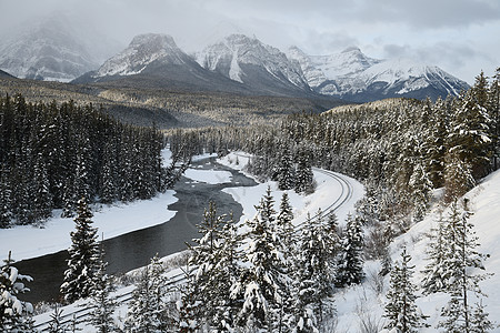 火车跟踪莫朗特的冬季雪雪曲线公园铁路风景天空运输森林旅行顶峰季节旅游图片