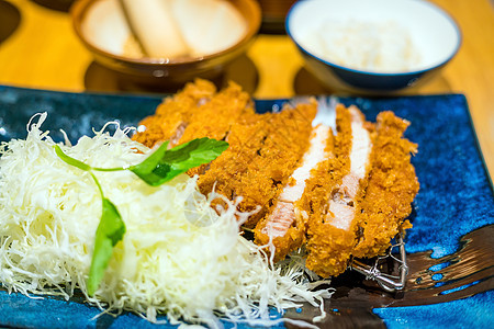 日语 Tonkatsu 深炸猪肉切片午餐烹饪营养腰部用餐美食蔬菜食物盘子桌子图片