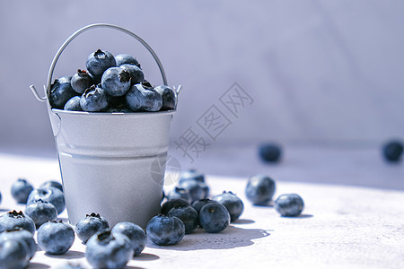 在具体背景上的小桶中的蓝莓 健康有机时令水果背景 有机食品 健康的夏季小吃 复制空间超级食品团体农业浆果蓝色美食桌子收成金属覆盆图片