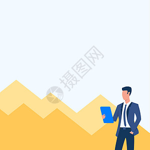制服绘图的人一只手在口袋里站着拿着电脑平板电脑与山脉背景 穿着西装设计的商务人士看着触摸板职业图形商业经理套装计算机战略蓝色金融图片