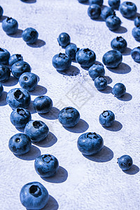 质朴的混凝土桌上的新鲜蓝莓 健康有机时令水果背景 健康生活方式的有机食品蓝莓和薄荷叶婴儿甜点免疫系统饮食节食食品浆果营养低热量覆图片