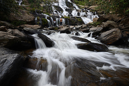 清迈瀑布森林丛林风景溪流旅行瀑布石头绿色岩石流动图片