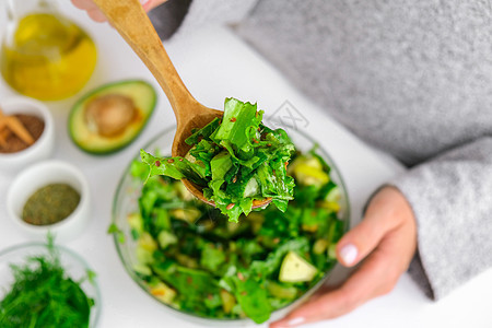 女人混合新鲜绿色蔬菜和香草的沙拉 生食概念 素食菜单 烹饪健康饮食或素食 一步一步的食谱绿色植物食物生态女士饮食黄瓜美食水果菠菜图片
