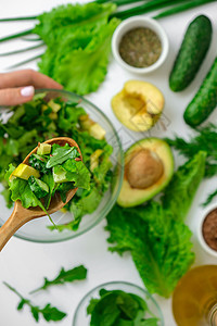 女人混合新鲜绿色蔬菜和香草的沙拉 生食概念 素食菜单 烹饪健康饮食或素食 一步一步的食谱美食绿色植物种子排毒女士营养菠菜水果食物图片