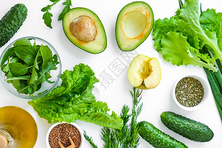 新鲜的绿色蔬菜和香草沙拉 一步一步的食谱 图案平躺着健康的素食餐配料 生食概念黄瓜水果排毒食物饮食生态烹饪种子绿色植物营养图片