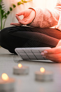 年轻的千禧一代金发女性在家里的阳台上做瑜伽运动 看手机伸展健身辅导课 正念冥想 在线培训的概念 视频课程音乐爱好生活方式身体电话图片