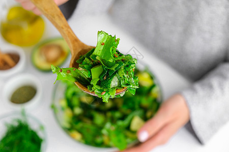 女人混合新鲜绿色蔬菜和香草的沙拉 生食概念 素食菜单 烹饪健康饮食或素食 一步一步的食谱饮食女士营养食物生态菠菜美食绿色植物女性图片
