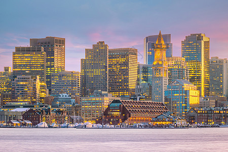 波士顿天线的全景与摩天大楼在美国日光下图片