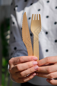 女性手握着木质叉子和带有板块的纸杯 生态友好型可支配餐具 用于快餐 餐馆 外卖 野餐浪费工艺健康生活餐具环境回收女士杯子塑料纸板图片