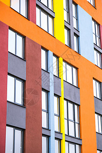现代建筑角度和窗户 多层新的多彩多姿的公寓楼 时尚的公寓生活区 建筑施工中明亮多汁的色彩天空财产街道住宅晴天房地产城市住房商业房图片