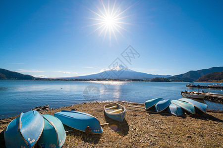 由藤山和渔船发射的太阳星效应顶峰火山明信片旅游风景反射天空蓝色太阳星星图片