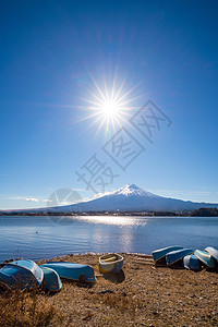 由藤山和渔船发射的太阳星效应星星蓝色顶峰明信片太阳反射旅游樱花天空火山图片