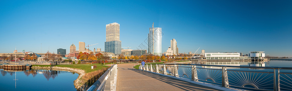 美国密尔沃基天线湖岸城市景观蓝色码头建筑港口反射城市生活结构图片