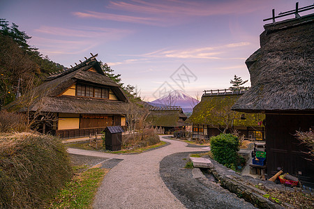 日式老房子和日落富士山季节地标小屋房子旅行树叶村庄文化历史性公吨图片