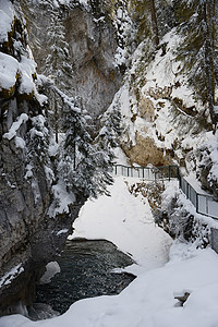 约翰斯顿峡谷 冬雪班夫白色国家岩石悬崖远足旅行旅游小路公园人行道图片