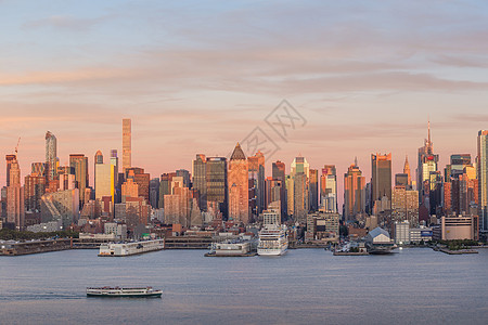 纽约市曼哈顿市中心天际红色地标全景摩天大楼建筑旅行天空办公室景观反射图片
