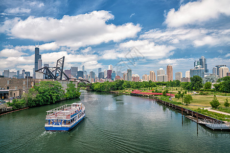 芝加哥河和市中心的芝加哥天际线芝加哥 河流 湖泊 密歇根 城市 密西西比 伟大 小船 巡航 旅行 商业 天际线 人 建筑 旅游 图片