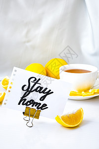 呆在家里-写在一张纸上 其中包括治疗普通感冒的产品——柠檬 生姜 洋甘菊茶 维他命天然饮品图片
