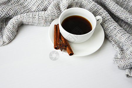 一杯加肉桂棒的咖啡和白背景的星 在周围滑雪者 冬天早上例行活动 休息咖啡 复制空间情绪作品格子季节毛衣织物早餐纺织品杯子围巾图片