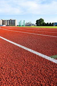 用于跑步和慢跑的运动跑道 用于在 stadiu 上进行锻炼和比赛快乐太阳车道小路竞赛体育场训练看台生活晴天图片