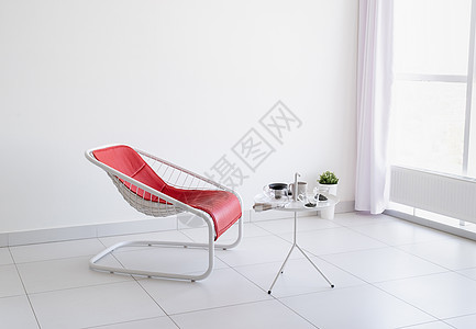 舒适的红臂椅和咖啡桌 客厅有杯子桌子休息室椅子家具白色建筑学财产房子地面装饰图片