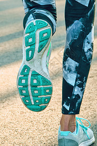 清晨的光线下奔跑着马拉松 在户外适合健康的生活方式 运动鞋上漂亮的女运动员腿图片