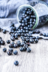 有选择性的焦点 新鲜蓝莓 从玻璃罐里溢出 在木质背景上 果汁丰盛的野生森林浆果花园静物乡村维生素食物营养收成甜点覆盆子水果图片
