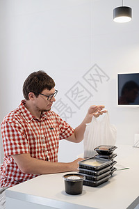 包子店铺年轻人在现代厨房对食品箱进行分拣美食服务命令男人饮食蔬菜杂货产品包装互联网背景