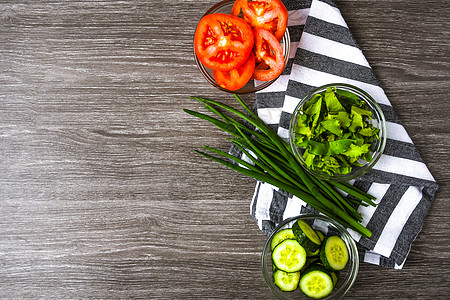 为素食健康沙拉 脱毒低卡路里饮食制备的生黄黄瓜切片番茄藤和碗中的绿洋葱胡椒叶子沙拉食物食谱维生素营养美食洋葱蔬菜图片