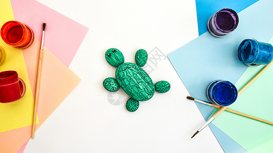一步步在石头上画出岩青龟 儿童艺术项目 自己动手做的概念 一步一步的照片说明作品闲暇绘画孩子们手工水粉喜悦发展幼儿园玩具图片