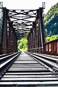 铁路桥 铁路隧道和红锈铁条 废弃铁路桥梁建筑学车站旅游交通运输火车场景天空小路穿越图片