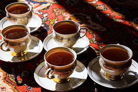 古老的苏维埃苏维埃瓷器茶杯 在土地毯 传统茶仪式 阳光下配有酱汁的茶饮料服务早餐液体玫瑰古董金子餐具陶瓷奢华图片