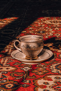 土耳其装饰地毯上的老式茶杯正宗的土耳其咖啡和土耳其餐厅咖啡厅桌子拉子托盘香气民族树叶稻草早餐飞碟红茶图片