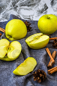 绿色的金苹果或外婆 用肉桂棒和松饼锥子在厨房毛巾上打铁 准备食物 甜点宏观桌子营养芳香香料健康小吃传统水果饮食图片