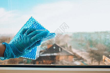 雇员用橡皮保护手套和微型纤维布从灰尘中擦除窗户 复制空间 一般清洁工作者清洁度客房擦洗女工服务管家磨砂家政工作图片
