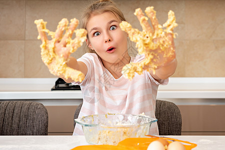 少女在厨房玩得开心时 便手沾着钱的脏手面粉部位面包食物童年喜悦糕点手工孩子女孩图片