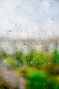 窗玻璃上的雨滴 望着窗外 听着莱天空环境水分房子波纹场景反射淋浴花园季节图片