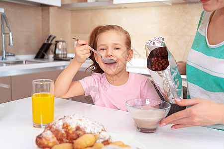 母亲与女儿一起在厨房的餐桌上吃早餐 快乐的单身母亲概念父母桌子牛奶面包孩子童年食物青少年儿子投标图片