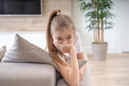 年幼的悲伤少女坐在沙发上女孩白色头发童年思维女性青春期房间青少年冒充图片