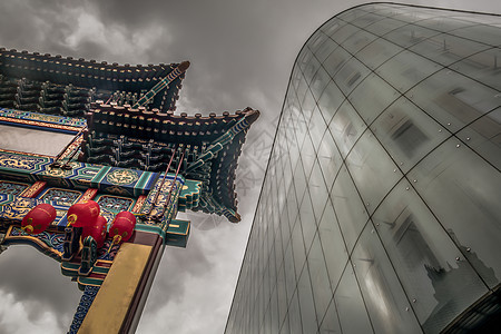 中国传统设计中现代玻璃建筑与唐人街大门的对比庆典网关建筑学地标纪念碑入口旅行艺术城市吸引力图片