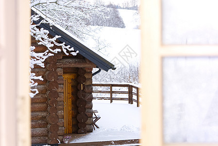 从木屋的开窗处看到冬季风景图片