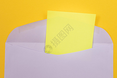 Violet 带空白黄色纸页的紫色信封送货邮件警告卡片便利贴背景小样办公室邮资邀请函图片