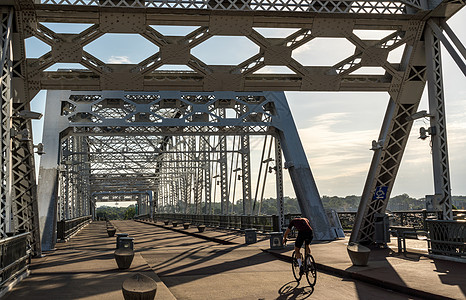 行人桥或Nashville日出Shelby街交叉路口的Cyclist图片