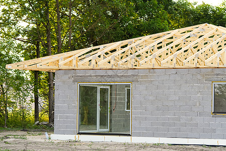 建造新家居房屋的木林框架屋顶结构建筑 住宅建房工地木材财产天空覆盖物项目木板工艺脊梁桁架陷害图片