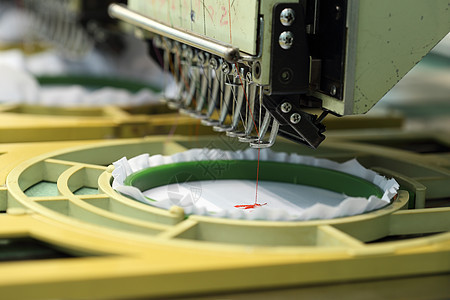 机器刺绣的特写制造业织物棉布工具工厂缝纫生产衣服工作技术图片